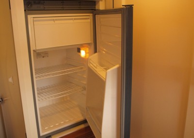 Man muss auf keinen Luxus verzichten, hier ein handelsüblicher Kühlschrank wie zuhause