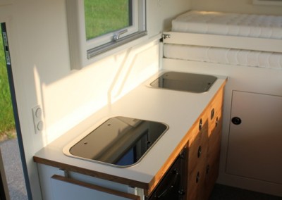 Die Küche ist kompakt im Wohnmobil