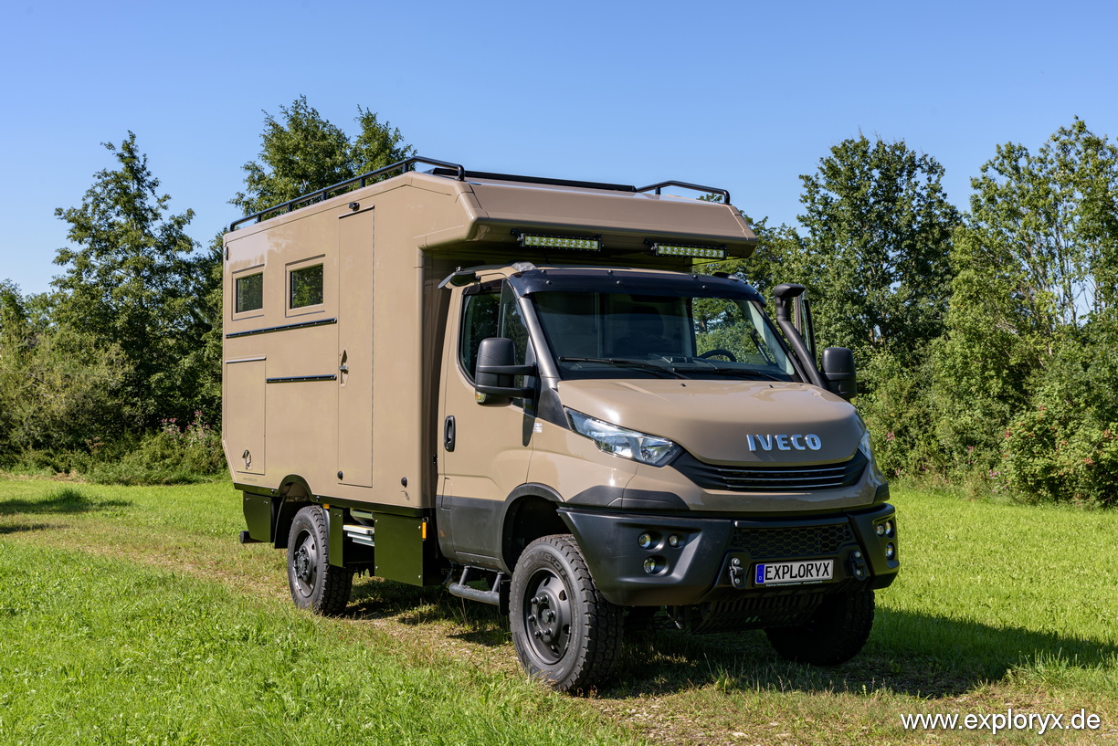Sandbrauner Reise-LKW